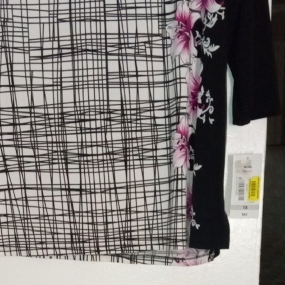 NWT Black and White Floral Women's Top Size 1X - Picture 3 of 4